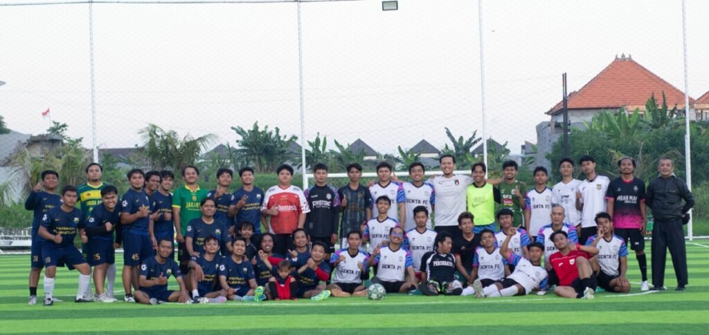 Silaturahim di Atas Lapangan Hijau, Warga LDII Tabanan dan LDII Dalung Latihan Bareng Mini Soccer