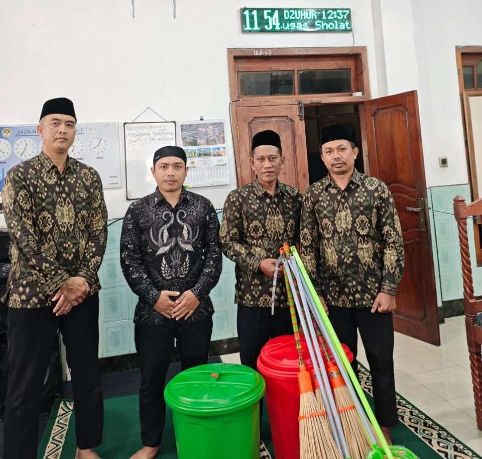 Sarat Makna, Ini Pesan Di Balik Penyerahan Alat Kebersihan saat Pengukuhan PC LDII Pupuan